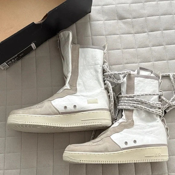 Nike Men’s High-Top SF Air Force 1 HI AS QS Sneakers in White and Gray - Picture 3 of 7